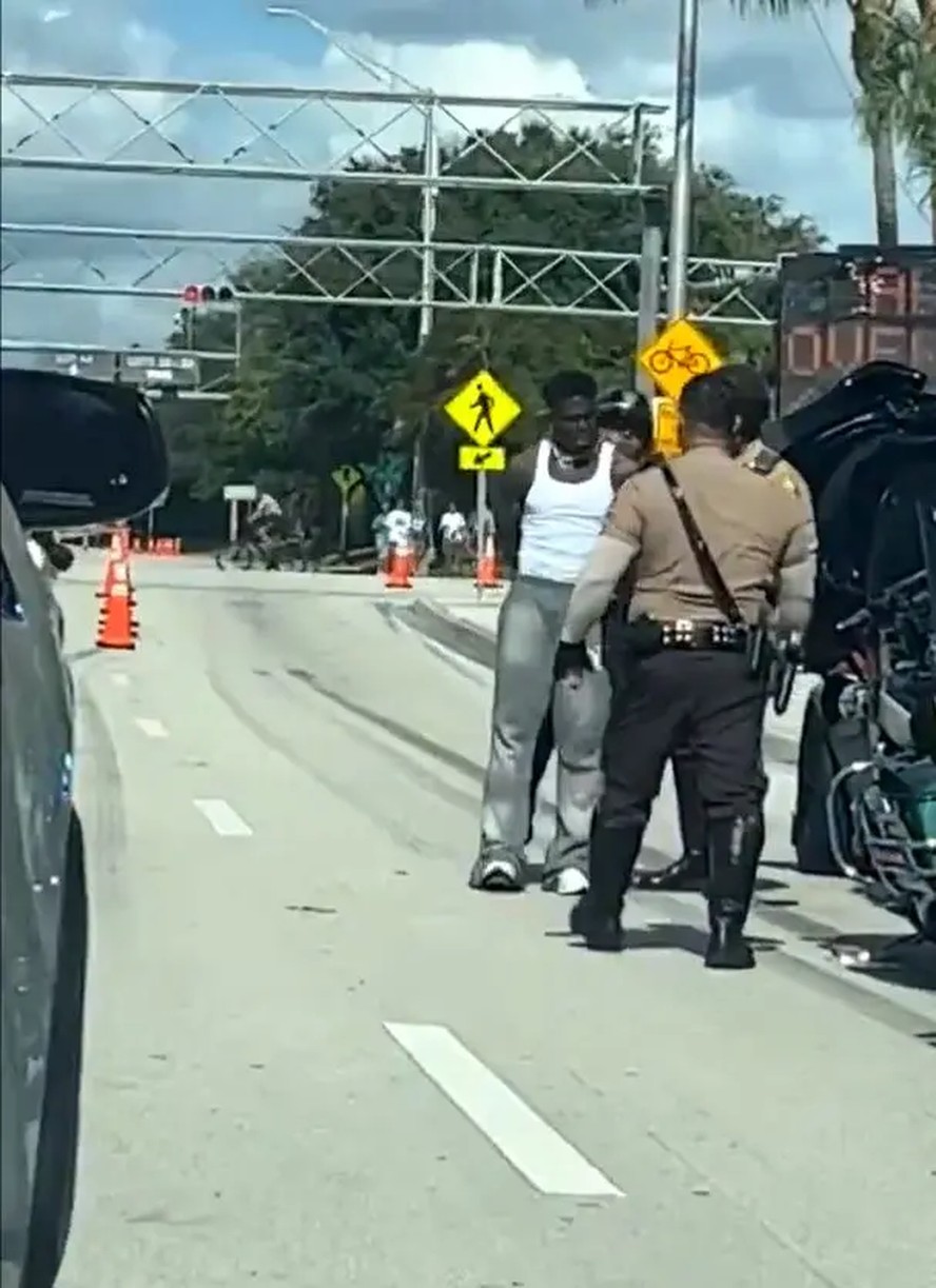 Jogador do Miami Dolphins Tyreek Hill foi detido pela polícia a caminho do estádio