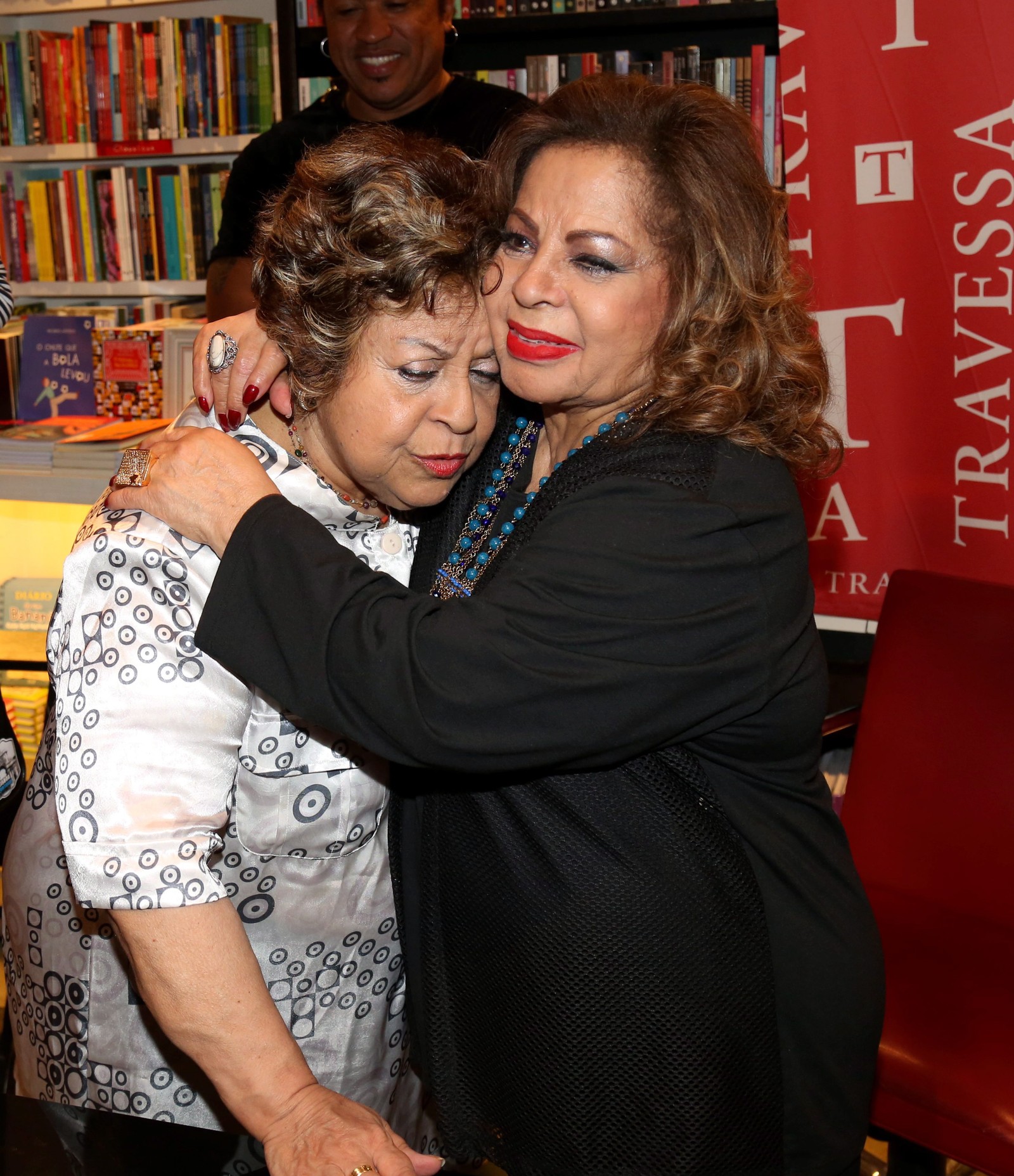 Com Angela Maria na noite de autógrafos de "Angela Maria a eterna cantora do Brasil" de Rodrigo Faour — Foto: Marcos Ramos