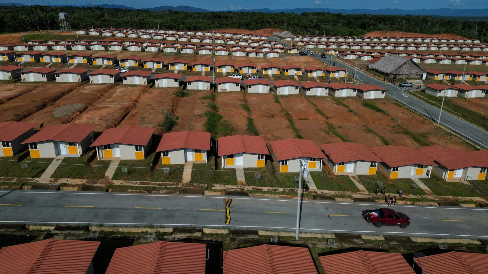 Os habitantes de Cartí vivem da pesca, do turismo e da produção de mandioca e banana, que colhem na área continental — Foto: Martin Bernetti/AFP