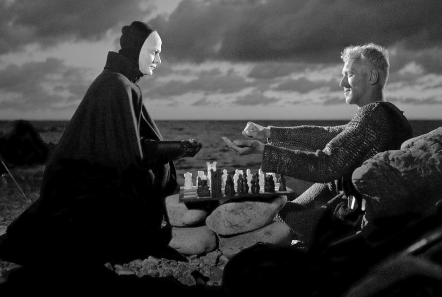 O cavaleiro Antonius Blok (Max von Sydow) joga xadrez com a morte (Bengt Ekerot) em cena de 'O sétimo selo', filme de Ingmar Bergman