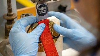 Detalhe da preparação de medalha de Paris-2024 — Foto: AFP