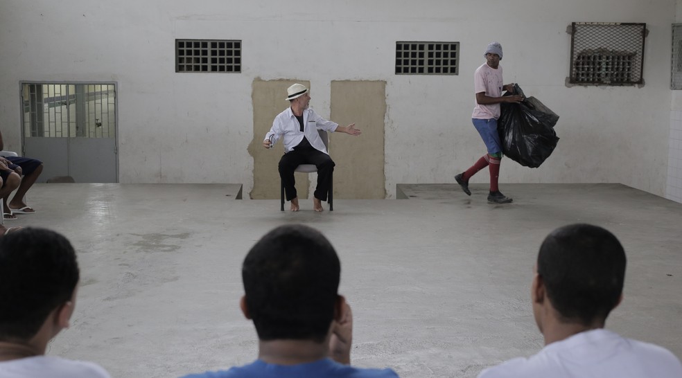 Edson Sodré (à esquerda) e Pedro Prado em sessão de teatro no Degase — Foto: Divulgação/Pedro Prado