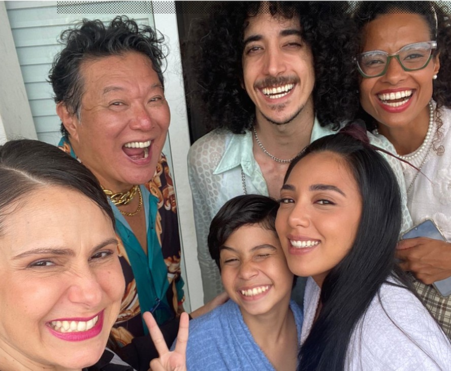 Aline Fanju, Carlos Takeshi, Jorge Hissa, Aisha Jambo, João Dannyel e Maria Myiu nos bastidores das filmagens de 'O retorno da babá muito esquisita'