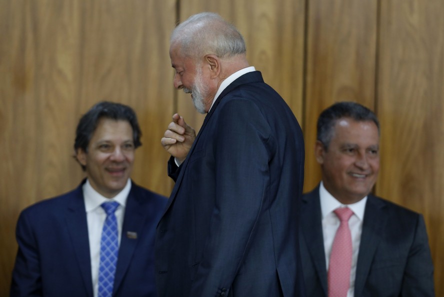 Lula, entre os ministros Fernando Haddad, da Fazenda, e Rui Costa, da Casa Civil, durante Cerimônia de instalação do Conselho da Federação, no Palácio do Planalto.