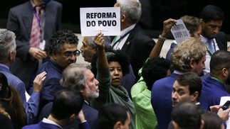 Comemoração da aprovação em primeiro turno da Reforma Tributária na Câmara dos Deputados. No cartaz, "Reforma do Povo". — Foto: Lula Marques/ Agência Brasil