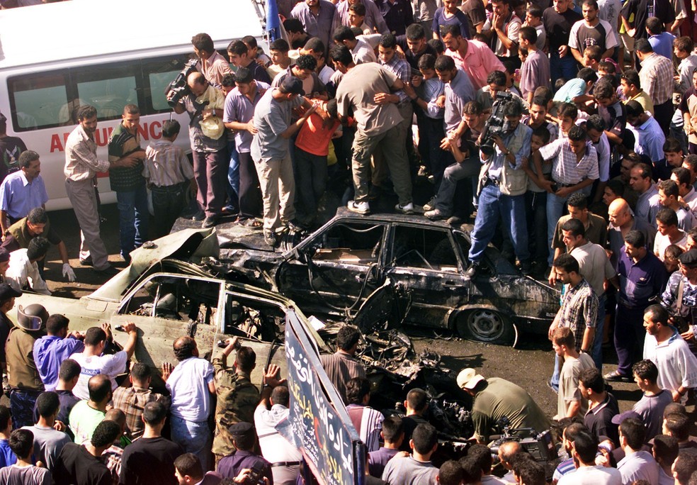 Carro de  Mohammed Deif,  destruído em setembro de 2002, depois que ele foi alvejado por mísseis de helicópteros israelenses — Foto: AFP