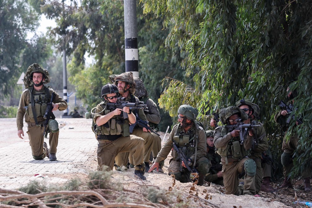 Soldados de Israel em Kfar Aza, no sul do país — Foto: Thomas COEX / AFP