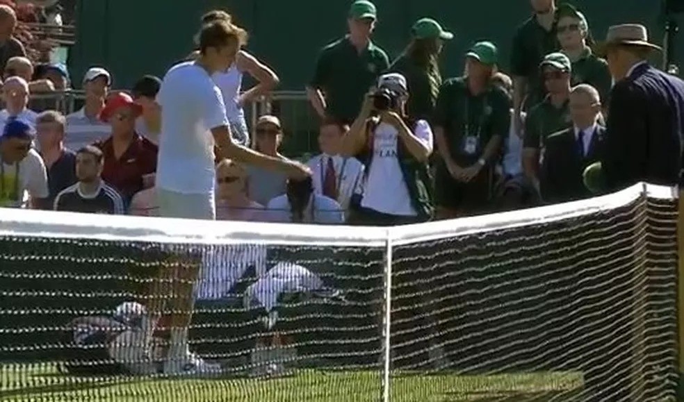 Medvedev provoca cena polêmica em Wimbledon  — Foto: Reprodução / BBC