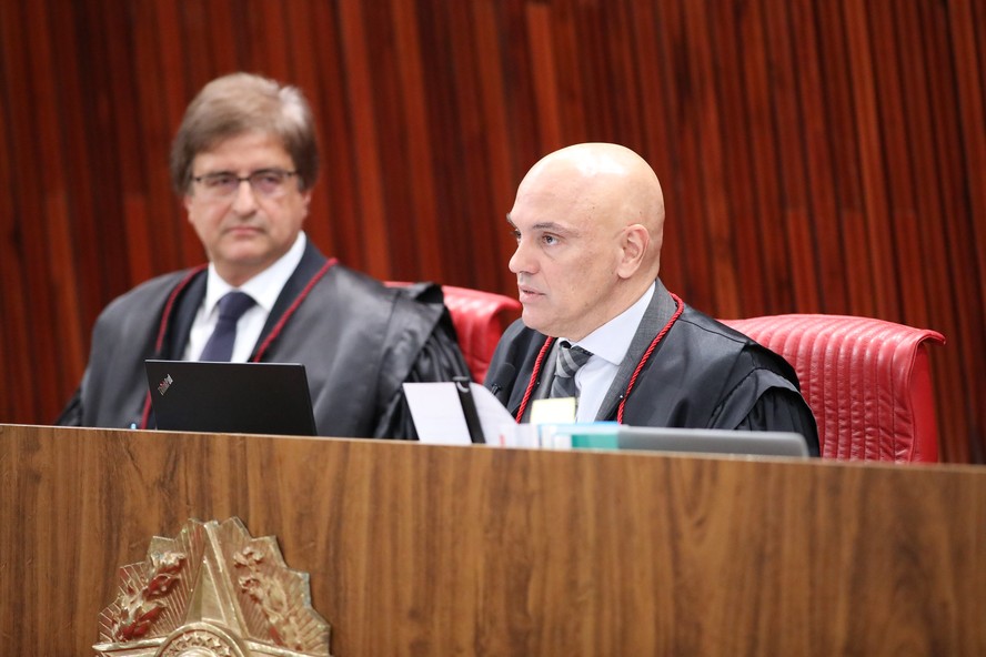 O procurador-geral da República, Paulo Gonet, e o ministro do STF e presidente do TSE, Alexandre de Moraes, no início de julgamento de ação contra Bolsonaro