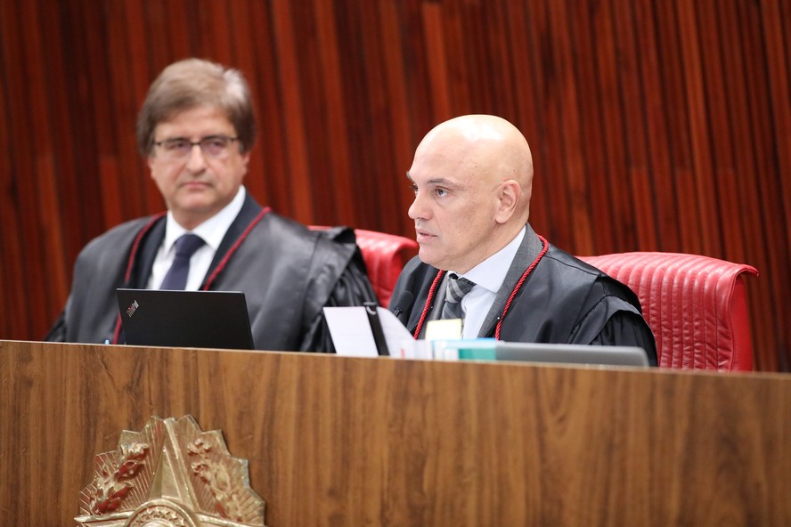 O vice-procurador-geral eleitoral, Paulo Gonet, e o presidente do TSE, Alexandre de Moraes, no início de julgamento de ação do PDT contra Bolsonaro