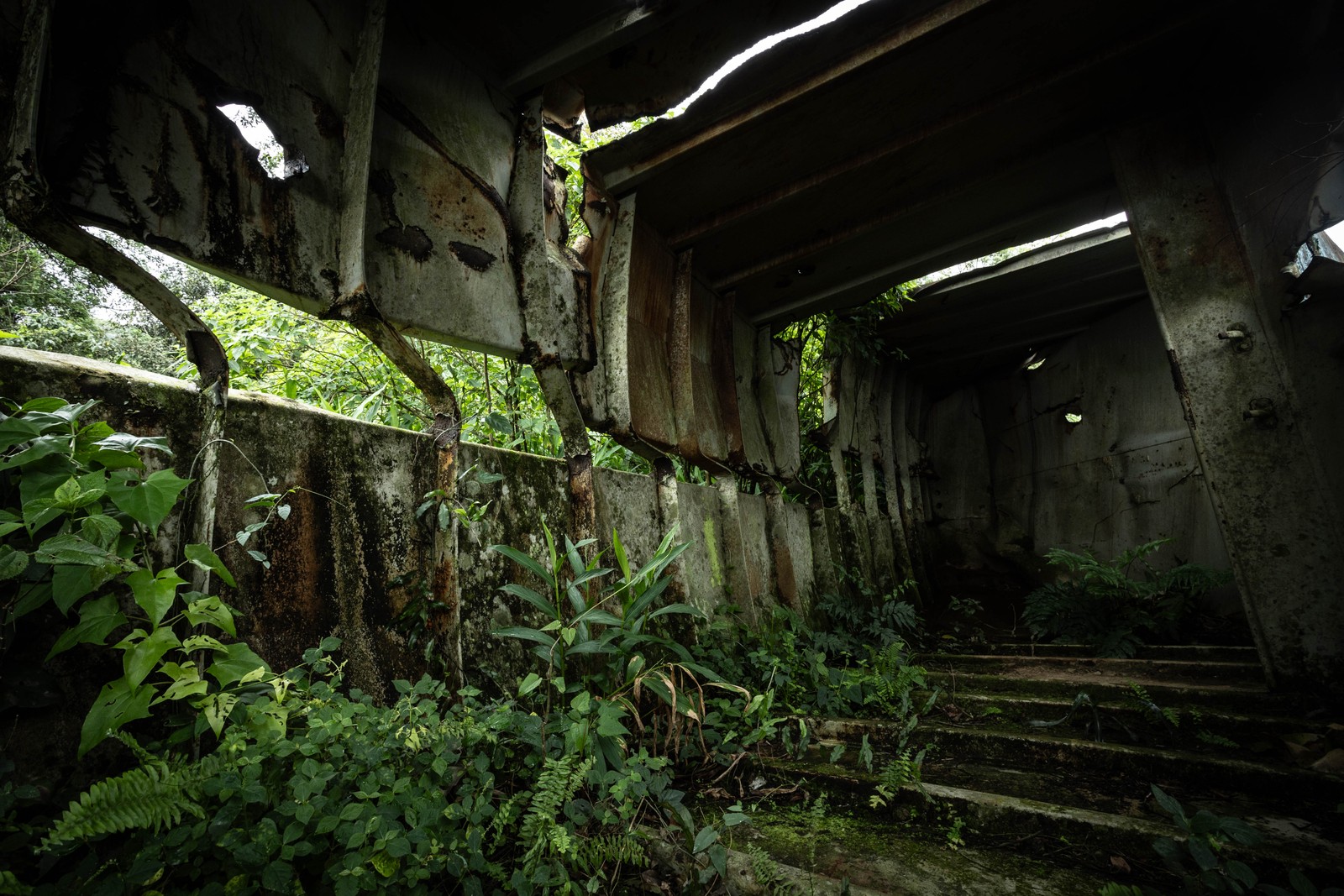 Interior de vagão abandonado no Pátio Ferroviário Paratinga — Foto: Maria Isabel Oliveira