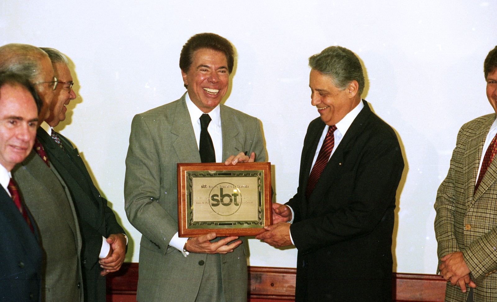 O então presidente Fernando Henrique Cardoso, acompanhado pelo Ministro das Comunicações, Sergio Motta, e pleo Governador Mário Covas são recebidos pro Silvio Santos durante visita ao SBT — Foto: Luiz Carlos Santos / Agência O Globo - 19/09/1996