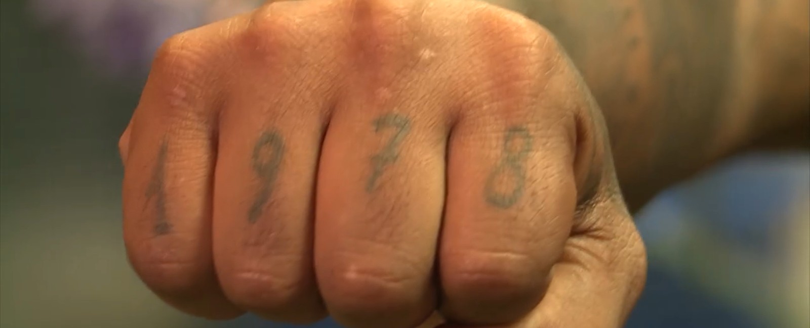 Rodriguinho tem data de nascimento tatuada nos dedos da mão: 1978 — Foto: Reprodução/TV Globo