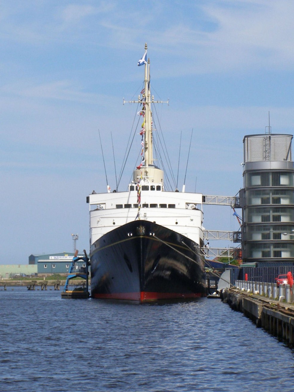 O Royal Yatch Britannia atracado na Escócia, onde funciona como um navio-museu: locação para a quinta temporada de 'The Crown', da Netflix — Foto: Creative Commons