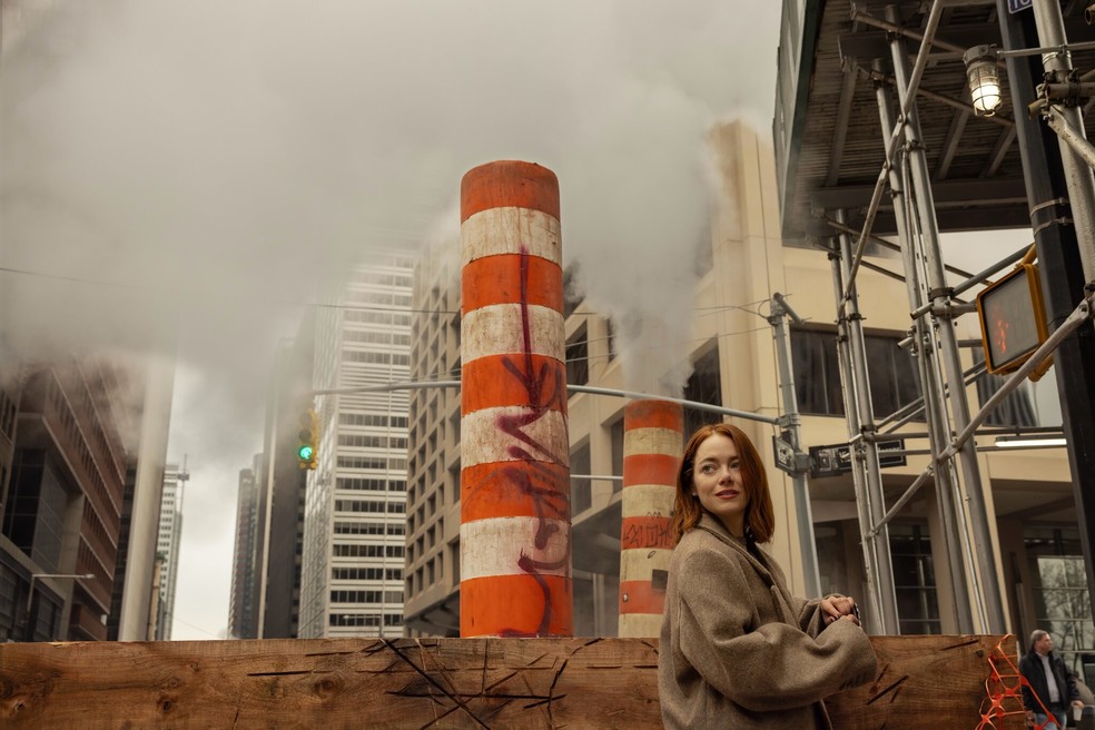 Emma Stone gosta de atravessar Nova York a pé — Foto: James Nachtwey para The New York Times