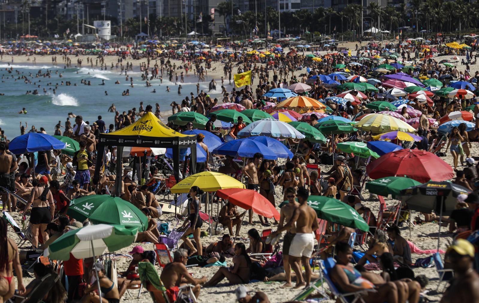 Primeiro final de semana do inverno tem sol forte e lota as areias das praias do Rio — Foto: Gabriel de Paiva /Agência O Globo