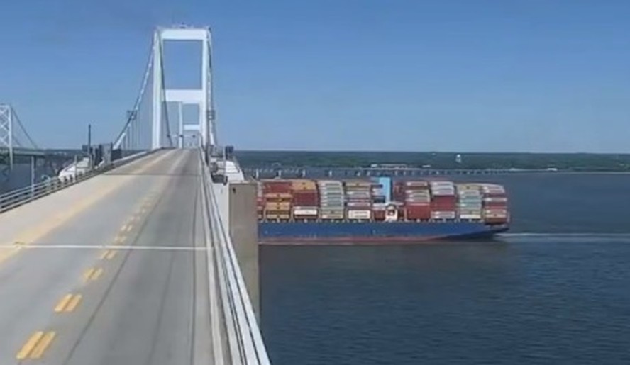 Navio cargueiro Dali deixa porto de Baltimore, nesta segunda-feira
