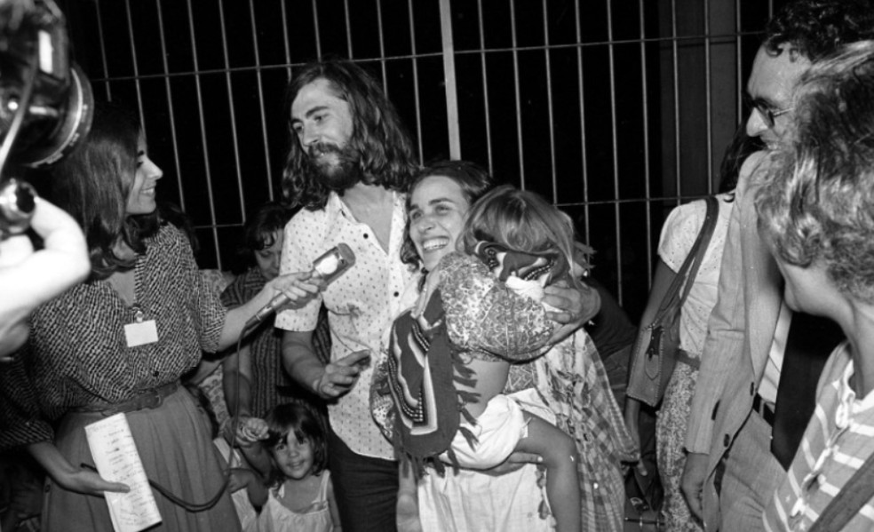 Colombo e Jessie dando entrevista após deixarem prisão, em 1979 — Foto: Wilson Alves/Agência O GLOBO