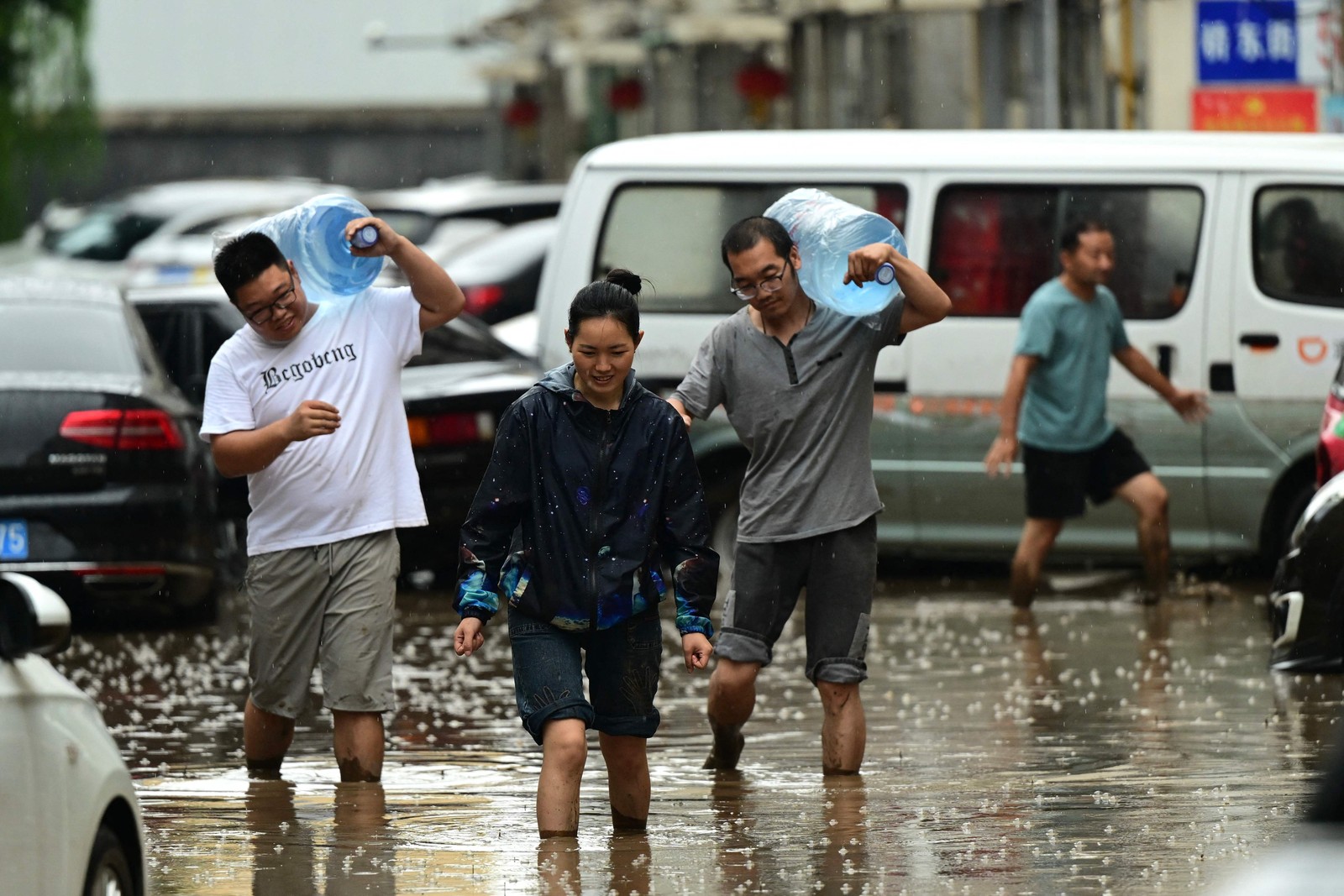 Segundo o serviço meteorológico da capital, caíram 170,9 milímetros de água na cidade em 40 horas, entre a noite de sábado e o meio-dia de segunda-feira — Foto: Pedro Pardo / AFP