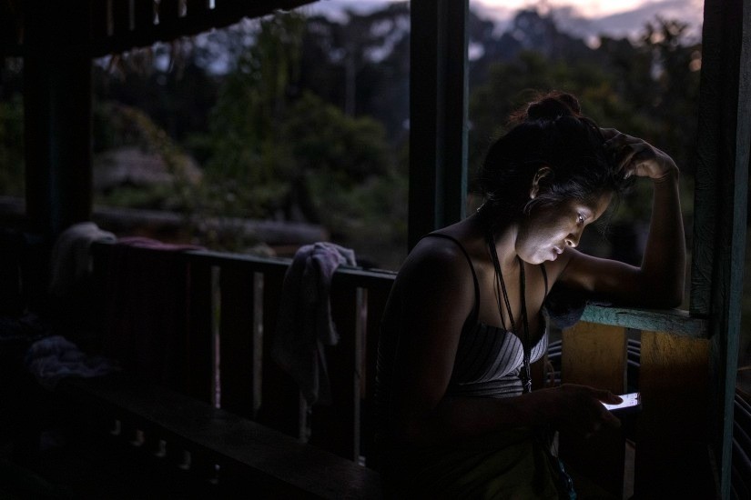 Indígenas usam Internet para comunicar entre aldeias, conversar com entes queridos distantes e pedir ajuda em emergências — Foto: Victor Moriyama/The New York Times