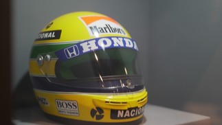 O capacete de corrida usado por Ayrton Senna — Foto: Divulgação/YDreams