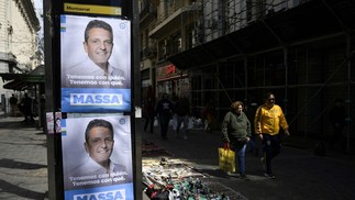 Propaganda eleitoral do ministro da Economia e candidato presidencial do partido União pela Pátria, Sergio Massa, em Buenos Aires — Foto: JUAN MABROMATA / AFP