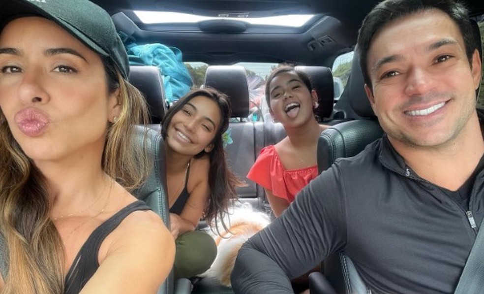 Vanessa Lopes (no banco de trás do carro, à esquerda), com a irmã e os pais — Foto: Reprodução