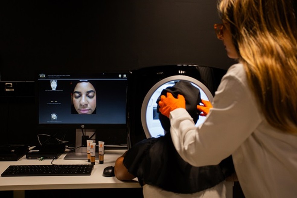 Sala do Centro de Inovação e Pesquisa da L'Oréal, com o equipamento Visia, onde é avaliado mudanças físicas e a qualidade do filme do produto — Foto: Beatriz Orle/O Globo