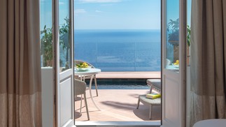 Vista de um dos quartos de frente para o Mar Iônico do San Domenico Palace, hotel em Taormina, na Sicília, onde foi gravada a segunda temporada da série 'The White Lotus' — Foto: Divulgação / Four Seasons