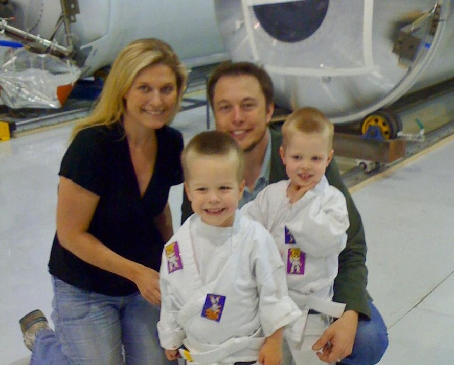 A mãe do bilionário Elon Musk, Maye, de 75 anos, publicou uma foto em que aparece o empresário acompanhado da irmã, Tosca Musk, e dos filhos dele