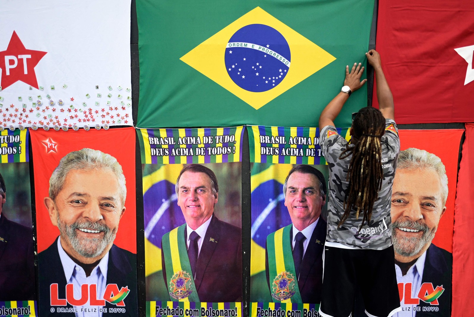 Vendedora ambulante das ruas de Belo Horizonte, organiza bandeiras e toalhas usadas para manifestar apoio aos candidatos do segundo turno da eleição presidencial do Brasil — Foto: DOUGLAS MAGNO/AFP