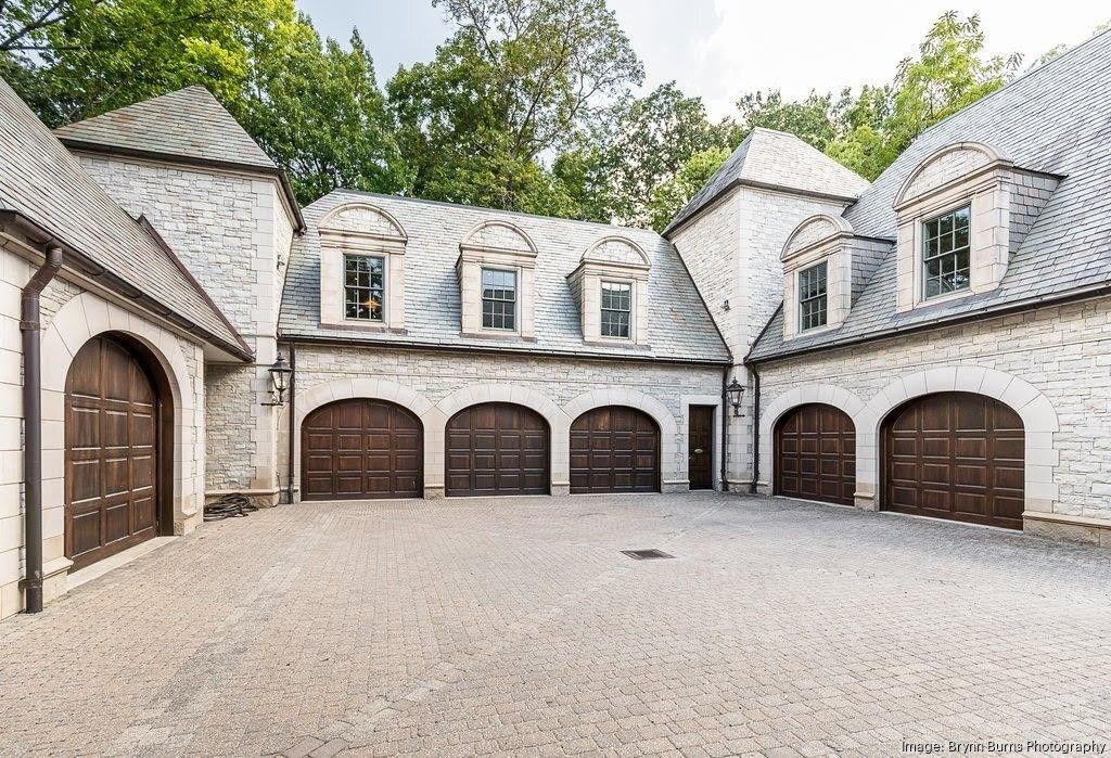 Entrada da garagem da nova casa de Travis Kelce em Kansas City — Foto: Brynn Burns Photography/Homes of the Rich