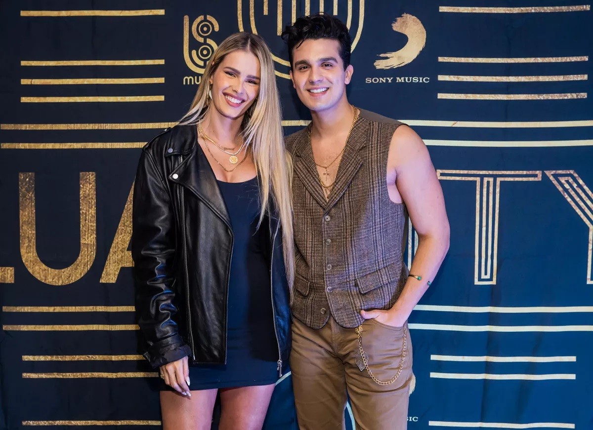 Luan Santana abriu o jogo sobre as especulações de que estaria vivendo um romance com Yasmin Brunet, após a modelo ser vista com frequência em shows do artista. O sertanejo confirmou que já se envolveu com a modelo — Foto: Divulgação