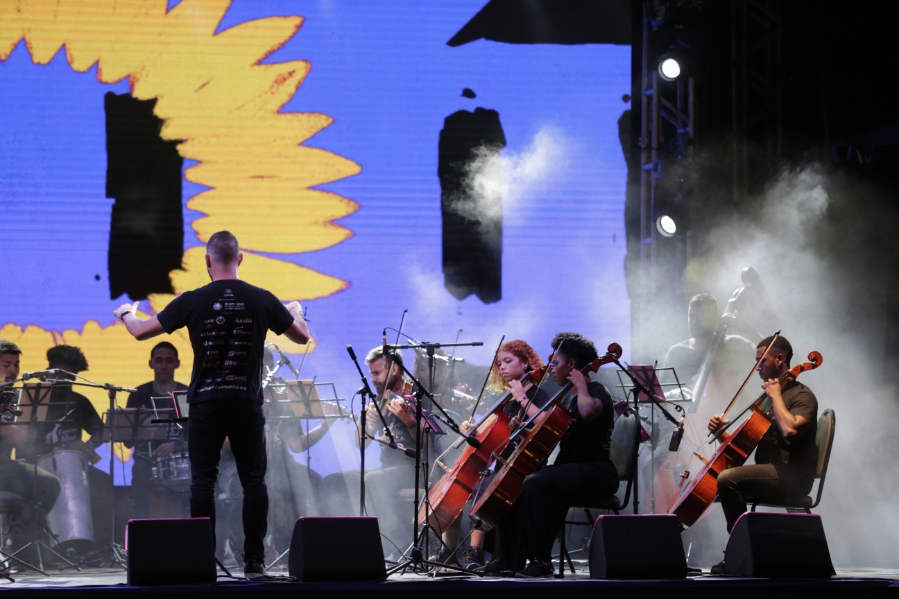 Orquestra Maré do Amanhã se apresenta durante festival que cobra justiça pela morte da vereadora e de seu motorista — Foto: Alexandre Cassiano / Agência O Globo