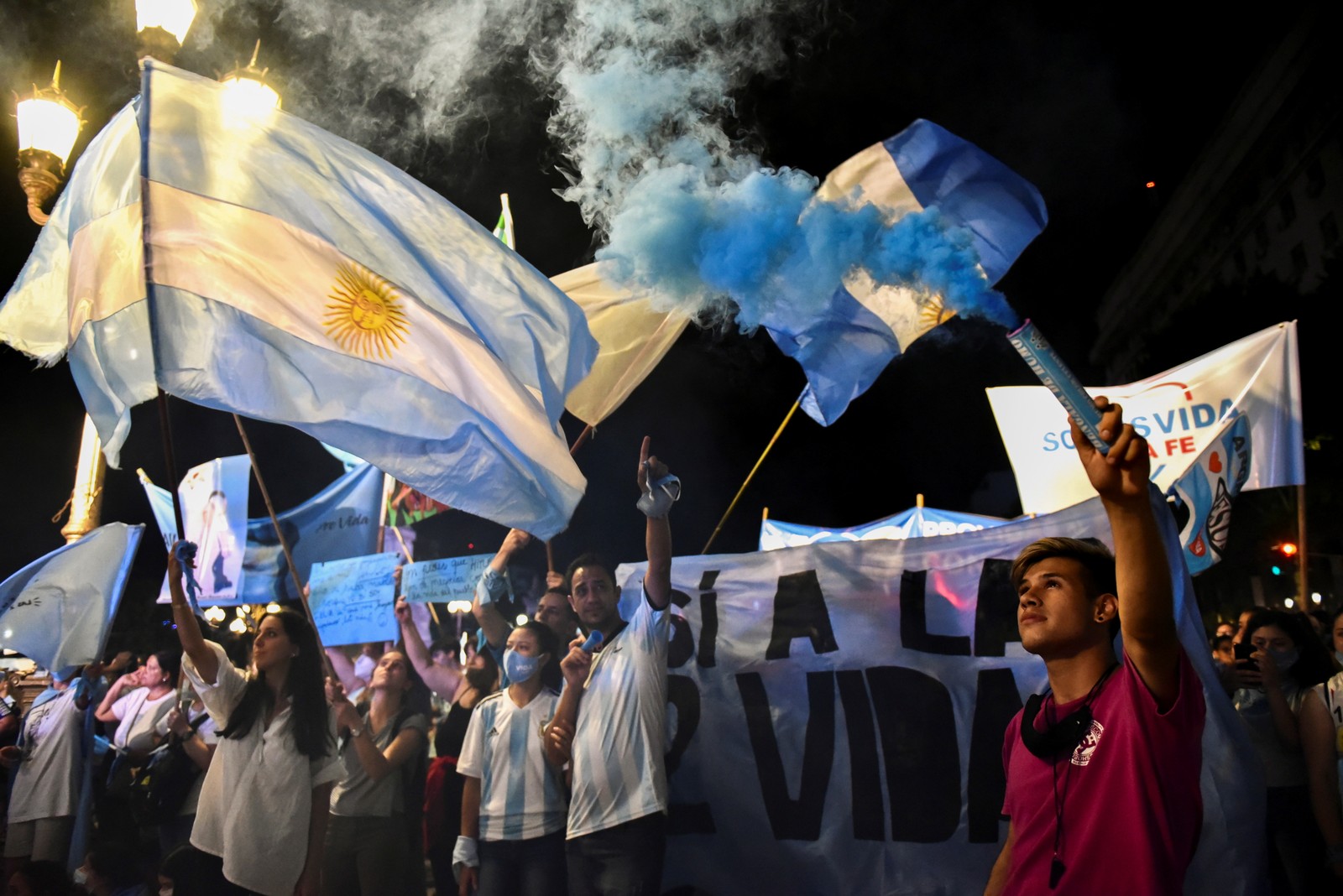 Carregando a bandeira da Argentina, manifestantes protestam do lado de fora do Congresso contra o projeto de lei que legaliza o aborto no país. O azul é a cor do movimento contrário ao abortoREUTERS