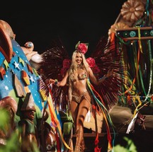 Yasmin Brunet desfilou pela primeira vez no carnaval do Rio pela Grande Rio como destaque em um dos carros — Foto: Reprodução/Instagram