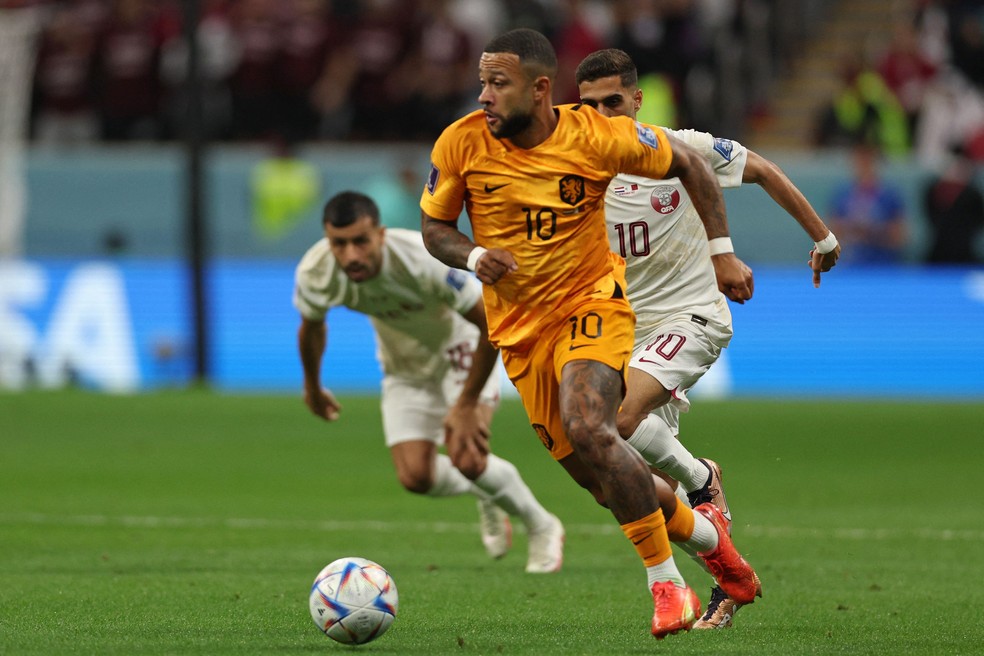 Camisa 10 da Holanda, Memphis Depay, avança com a bola — Foto: ADRIANO DENNIS/AFP