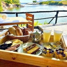 Às margens da Lagoa de Itaipu, o Laguna (3492-4431) tem combos como o Café Laguna, para dois, que custa R$ 89,90 e tem cesta de pães, frios, ovo cremoso, bolo do dia, manteiga, requeijão, geleia, frutas picadas e waffle de pão de queijo — Foto: Divulgação