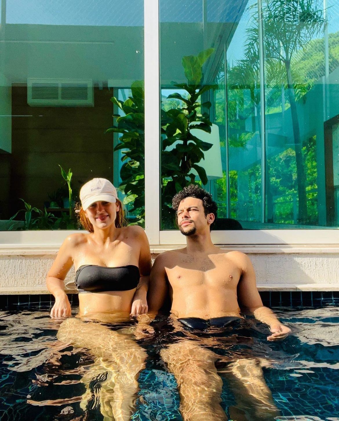 Sophia Abrahão e Sérgio Malheiros na piscina — Foto: Reprodução/Instagram