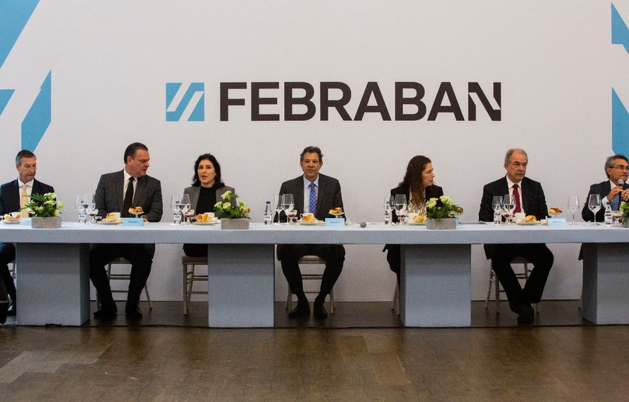 Haddad (ao centro) com ministros e o presidente do BNDES, Aloizio Mercadante, em encontro na Febraban