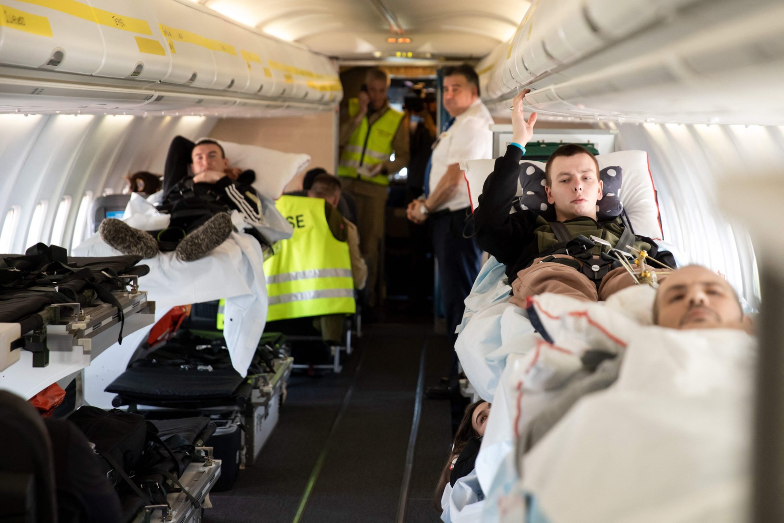 Aeronave pousou no aeroporto de Rzeszów, cidade polonesa a 70 km da fronteira ucraniana, para resgatar os feridos  — Foto: Petter Berntsen/AFP