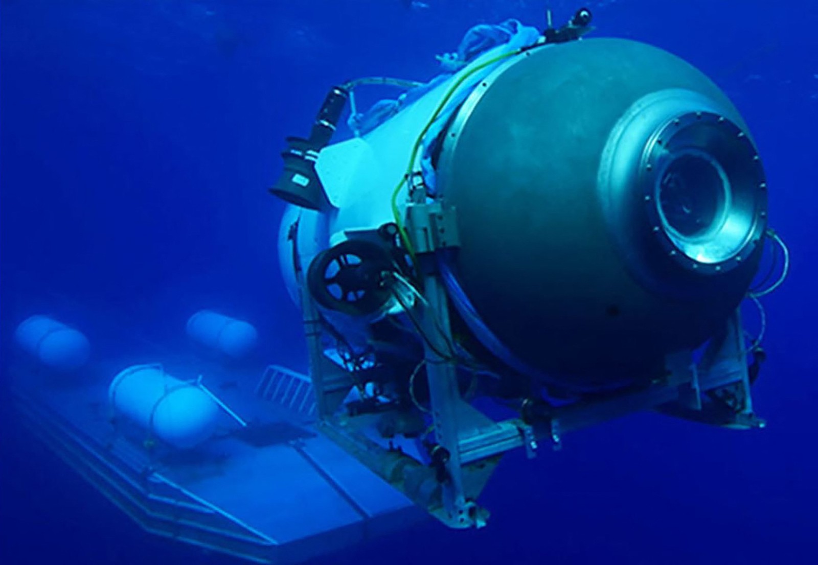 Equipes de resgate expandiram a busca debaixo d'água enquanto corriam contra o tempo para encontrar um submersível turístico de mergulho profundo Titan que desapareceu perto do naufrágio do Titanic com cinco pessoas a bordo - Foto AFP PHOTO / OceanGate Expeditions