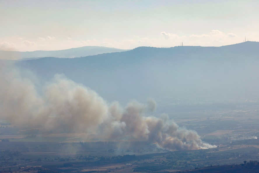 Fumaça se espalha após o impacto de um foguete disparado do sul do Líbano sobre a região da Alta Galileia, no norte de Israel, em 30 de julho de 2024