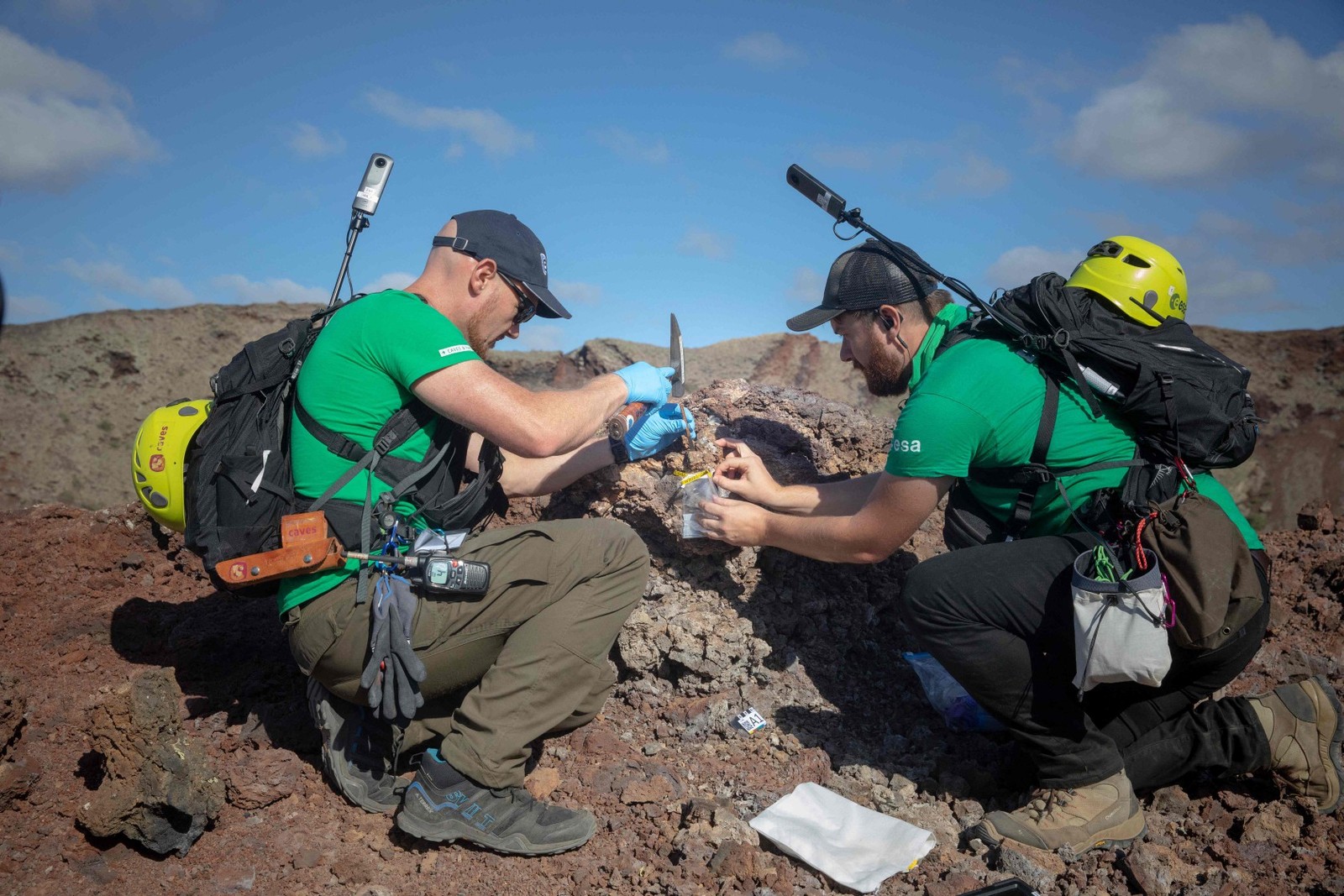 Astronautas fazem treinamento no topo de vulcão nas Ilhas Canárias — Foto: DESIREE MARTIN / AFP