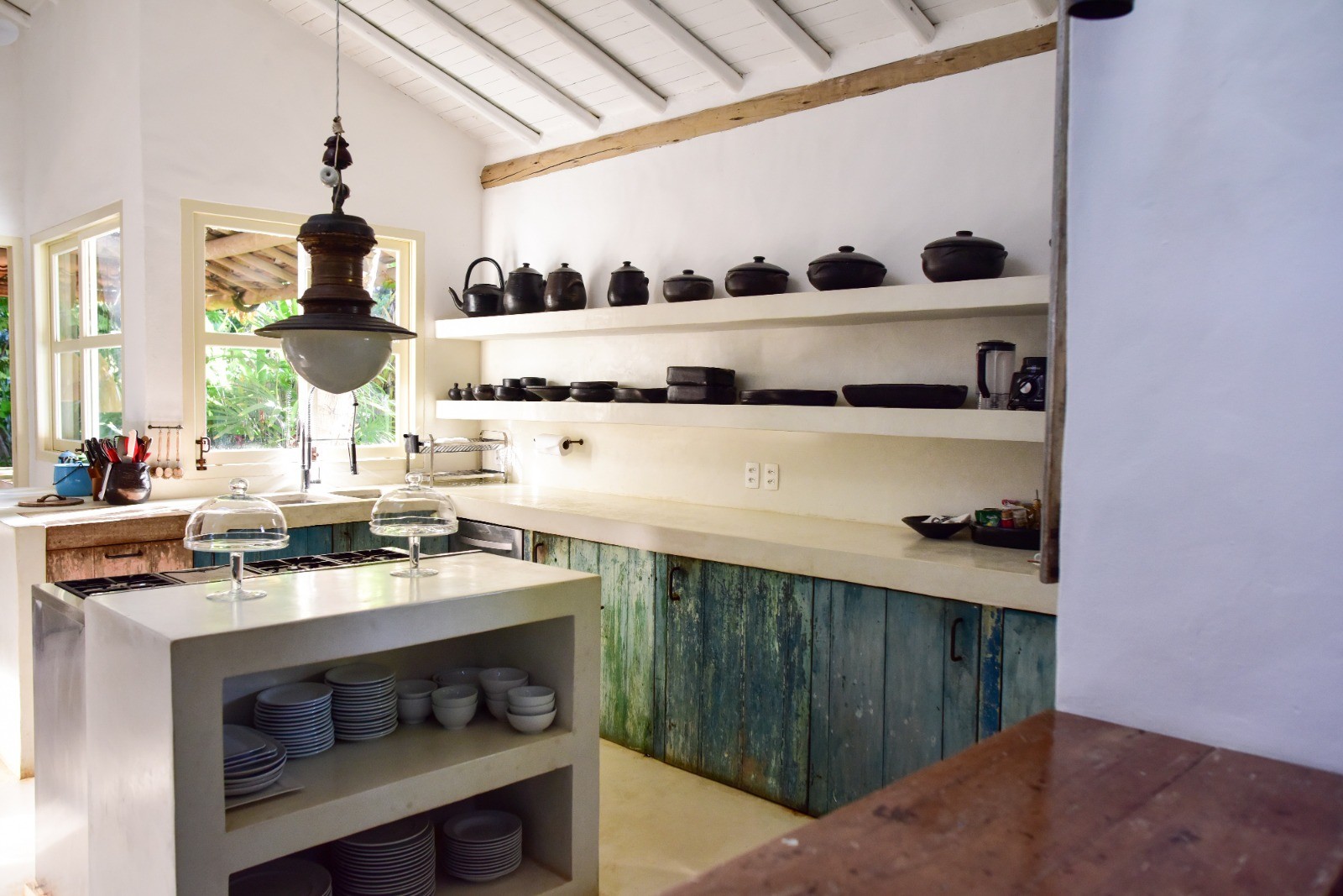 Cozinha Casa Anderson: casa abriga três suítes construídas em estruturas separadas refletindo o passado arquitetônico da Bahia — Foto: Elaine Neves/ O Globo