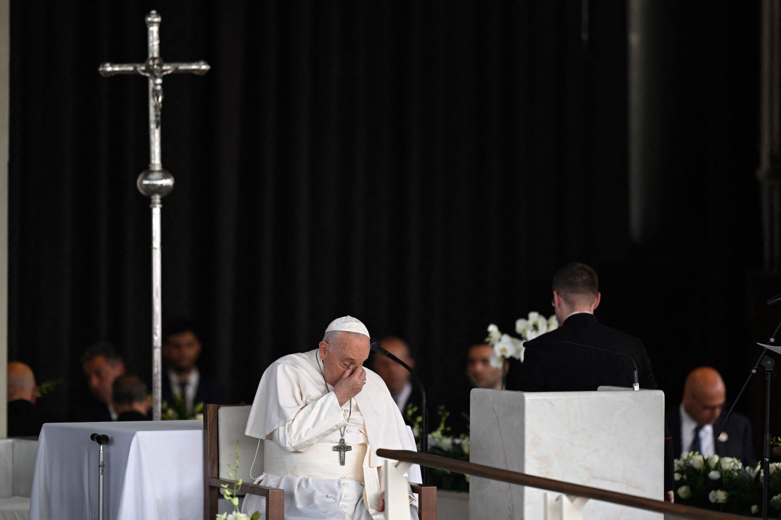 Papa Francisco chega ao Santuário de Fátima, em Portugal, durante Jornada Mundial da Juventude — Foto: Patricia DE MELO MOREIRA / AFP