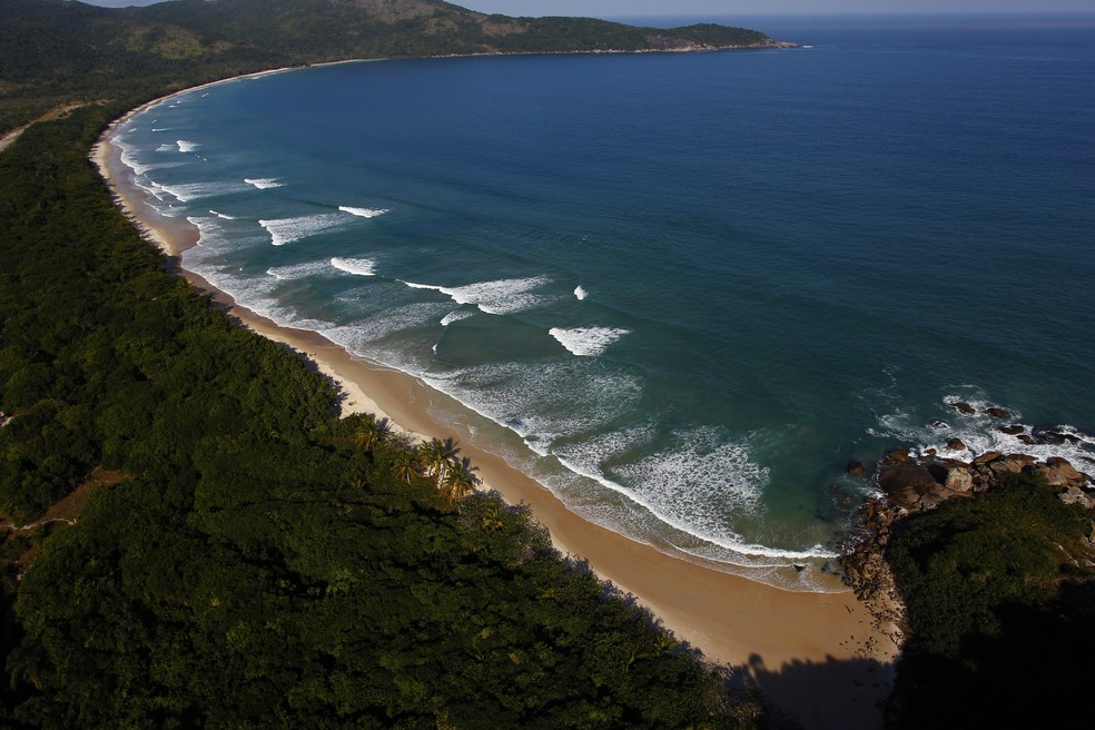 Vista aérea da Praia de Lopes Mendes, na Ilha Grande, no litoral sul do Estado do Rio — Foto: Custódio Coimbra / Agência O Globo