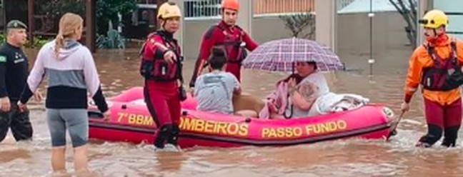 Bombeiros trabalham no resgate a vítimas de enchente no Norte do Rio Grande do Sul — Foto: Divulgação / Corpo de Bombeiros RS