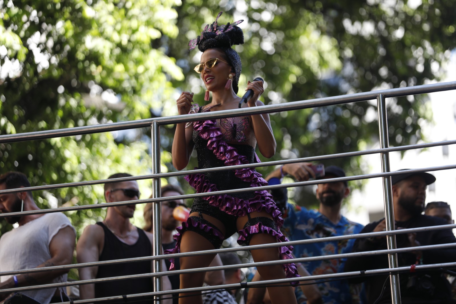 Vestida de Carmen Miranda, Anitta homenageou a artista em seu bloco — Foto: Guito Moreto