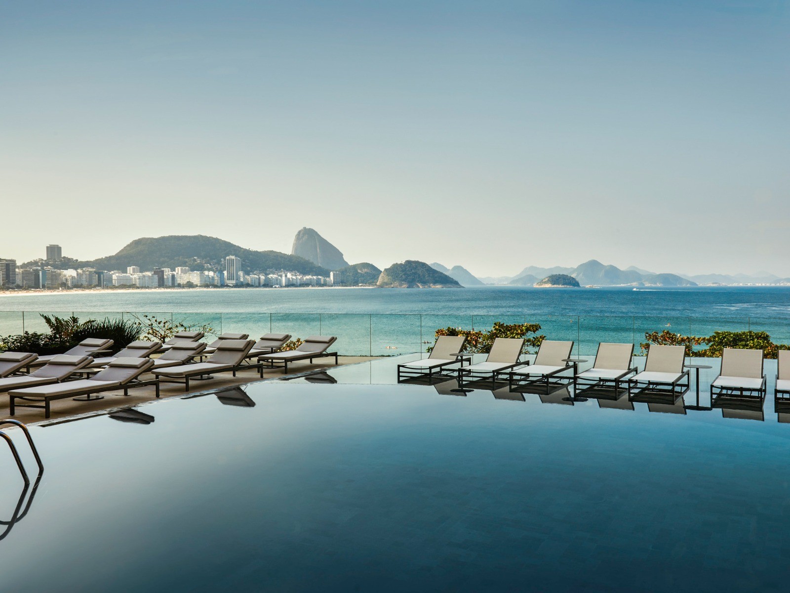 Piscina de borda infinita é apenas uma das atrações oferecidas por hotéis da orla de Copacabana, que terá show de Madonna — Foto: Reprodução